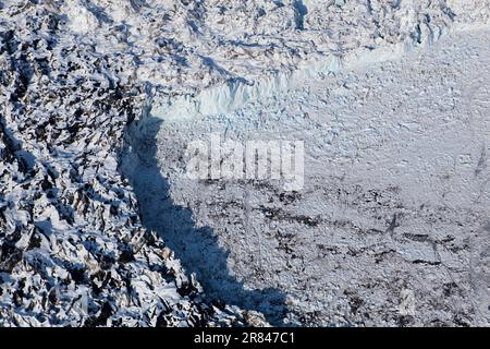 Vista aerea di un'insolita angolazione a destra nella faccia calvante del ghiacciaio Columbia, vicino a Valdez, Alaska. Foto Stock