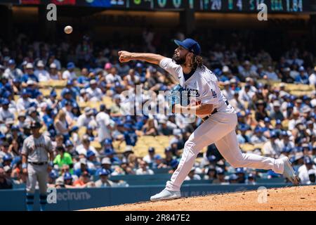 Tony Gonsolin (26), il lanciatore di Los Angeles Dodgers, lancia durante una partita di MLB contro i San Francisco Giants, domenica 18 giugno 2022, a Dodger St Foto Stock