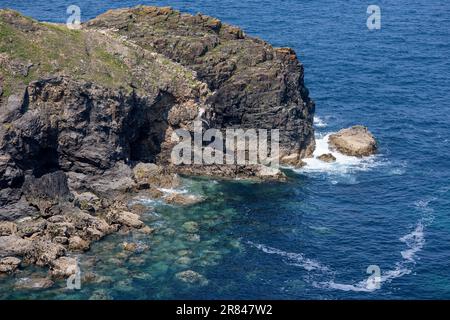 Selvaggia costa rocciosa a Trevose Head in Cornovaglia Foto Stock