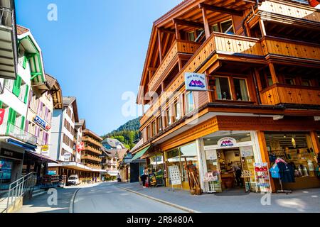 Strada principale (Dorfstrasse) a Wengen, Svizzera Foto Stock