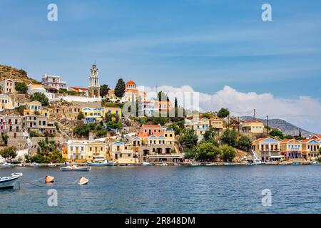 Der Hafen von Symi mit Blick auf die Bischöfliche Kirche St. Johannes und die Verkündigungskirche Foto Stock