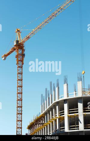 Immagine verticale di costruzione gru edificio alto in città Foto Stock