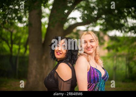 I migliori amici vestiti per il Prom senior Foto Stock