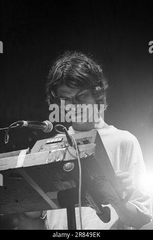 GORKYS ZYGOTIC MYNCI, READING FESTIVAL, 1997: A Young Euros Childs of Gorky's Zygotic Mynci Playing al Reading Festival, Reading, Regno Unito, il 23 agosto 1997. Foto: Rob Watkins. INFO: Gorky's Zygotic Mynci, un gruppo psichedelico e indie rock gallese attivo dai primi anni '90 ai primi anni '2000, ha creato un suono stravagante ed eclettico. Album come "Barafundle" hanno mostrato il loro approccio multilingue influenzato dal folk, rendendoli influenti nelle scene alternative e indie. Foto Stock