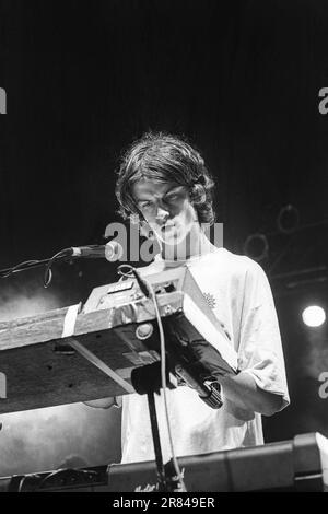 Un giovane Euros Childs of Gorky's Zygotic Mynci suonando al Reading Festival, Reading, Regno Unito, il 23 agosto 1997. Foto: Rob Watkins Foto Stock