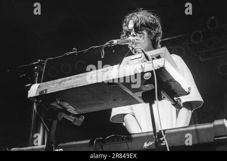 GORKYS ZYGOTIC MYNCI, READING FESTIVAL, 1997: A Young Euros Childs of Gorky's Zygotic Mynci Playing al Reading Festival, Reading, Regno Unito, il 23 agosto 1997. Foto: Rob Watkins. INFO: Gorky's Zygotic Mynci, un gruppo psichedelico e indie rock gallese attivo dai primi anni '90 ai primi anni '2000, ha creato un suono stravagante ed eclettico. Album come "Barafundle" hanno mostrato il loro approccio multilingue influenzato dal folk, rendendoli influenti nelle scene alternative e indie. Foto Stock