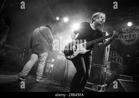 Andrew Wood – AKA Tiny – e Vanessa Best of Ultrasound suonano al Reading Festival, Reading, Regno Unito, il 22 agosto 1997. Foto: Rob Watkins Foto Stock