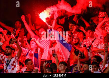 18-06-2023: Sport: Kroatie / Spanje ROTTERDAM, PAESI BASSI - 18 GIUGNO: Fuochi d'artificio negli stand durante la partita UEFA Nations League 2022/23 Semifinale Foto Stock