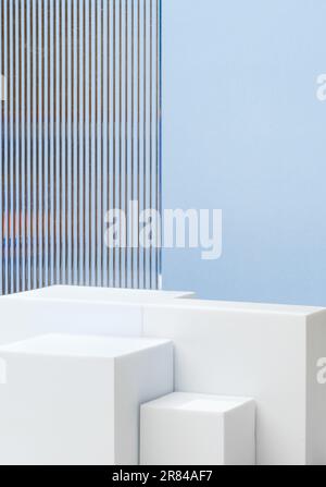 I prodotti a piedistallo a blocchi bianchi presentano uno sfondo blu con moderne strisce di vetro trasparente e luce solare Foto Stock