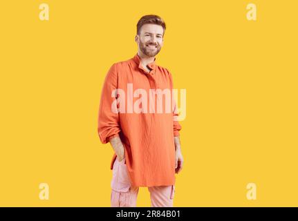 Ritratto di felice ragazzo allegro bearded sorridendo alla macchina fotografica Foto Stock