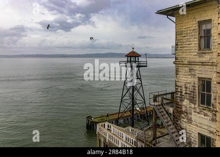 Torre di Guardia della prigione federale di massima sicurezza di Alcatraz nella Baia di San Francisco, nello stato della California, Stati Uniti d'America, che si affaccia. Foto Stock
