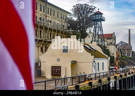 Il molo e l'accesso alla famosa prigione federale di massima sicurezza di Alcatraz nella baia di San Francisco, nello stato della California, con la bandiera degli Stati Uniti. Foto Stock