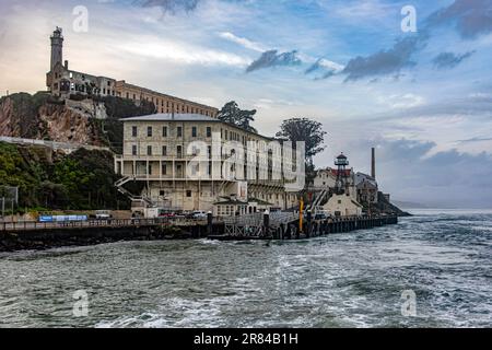 Isola nel mezzo della Baia di San Francisco, dove si trova la famosa prigione federale di massima sicurezza di Alcatraz, in California, negli Stati Uniti. Foto Stock