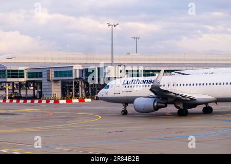 L'aereo Lufthansa si prepara a volare all'aeroporto al tramonto, 2023 giugno, Praga, Repubblica Ceca Foto Stock