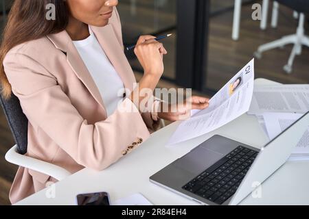 Vista ravvicinata del manager HR femminile che legge il curriculum durante il colloquio di lavoro virtuale. Foto Stock