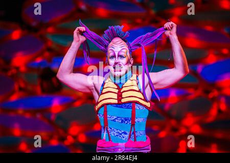 Un membro della House Troupe del Russian Swing Act che si esibisce nel Cirque Du Soleil's Saltimbanco, Vector Arena, Auckland, Nuova Zelanda, Foto Stock