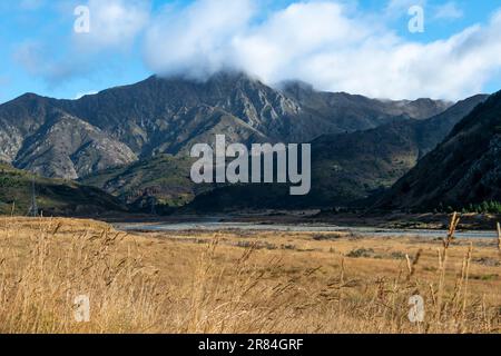 Valle del fiume Clarence e Mount St Patrick, vicino a Jacks Pass, vicino a Hanmer Springs, Canterbury, South Island, Nuova Zelanda Foto Stock