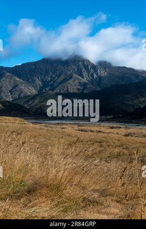 Valle del fiume Clarence e Mount St Patrick, vicino a Jacks Pass, vicino a Hanmer Springs, Canterbury, South Island, Nuova Zelanda Foto Stock