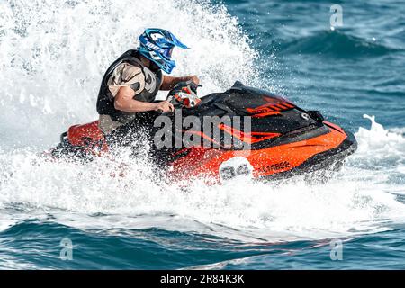 Limassol, Cipro - 26 novembre 2022: Moto d'acqua pilota durante le gare Foto Stock