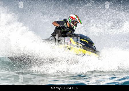 Limassol, Cipro - 26 novembre 2022: Moto d'acqua pilota durante le gare Foto Stock