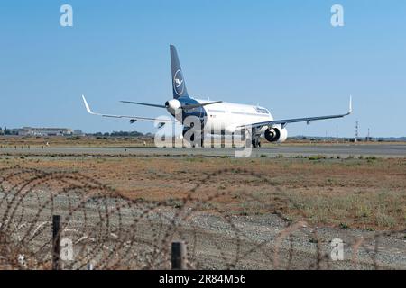 Larnaca, Cipro - 17 luglio 2022: Airbus A321-271NX di Lufthansa sulla pista dell'aeroporto internazionale di Larnaca Foto Stock