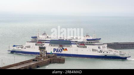 Il traghetto P&o Pioneer salpa per la prima traversata passeggeri dal porto di dover nel Kent. Il più grande traghetto ibrido e a doppia estremità del mondo ha iniziato i passaggi della Manica sulla rotta dover-Calais, con i boss aziendali che stimano che ridurrà le emissioni di carbonio del 40%. Data immagine: Lunedì 19 giugno 2023. Foto Stock