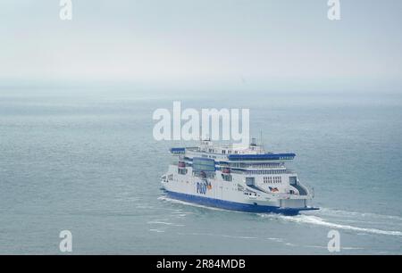 Il traghetto P&o Pioneer salpa per la prima traversata passeggeri dal porto di dover nel Kent. Il più grande traghetto ibrido e a doppia estremità del mondo ha iniziato i passaggi della Manica sulla rotta dover-Calais, con i boss aziendali che stimano che ridurrà le emissioni di carbonio del 40%. Data immagine: Lunedì 19 giugno 2023. Foto Stock