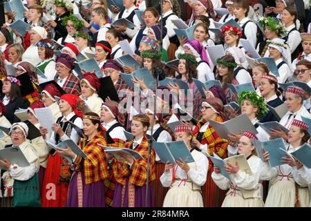 Dobele, Lettonia - 27 maggio 2023. I cantanti in costumi nazionali. Canto tradizionale di cori folcloristici lettoni alla XXVII canzone lettone nazionale e alla X. Foto Stock