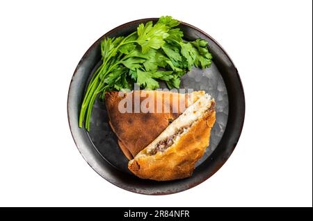 Fette di torta di Ossezia con carne. Isolato su sfondo bianco Foto Stock