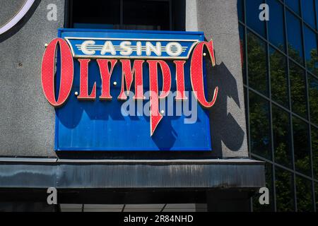 Tartu, Estonia - 10 giugno 2023: Logo del Casinò Olimpico sull'edificio. Foto Stock