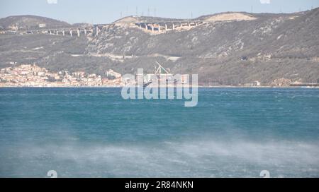 Forte vento "Bura" che soffia più duramente.tempo invernale sulla costa adriatica nella città di Bakar, Croazia. Bakar è una città nella contea di Primorje-Gorski Kotar. Foto Stock