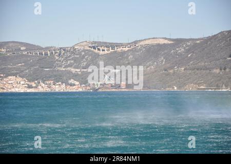 Forte vento "Bura" che soffia più duramente.tempo invernale sulla costa adriatica nella città di Bakar, Croazia. Bakar è una città nella contea di Primorje-Gorski Kotar. Foto Stock