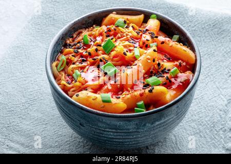 Rabokki, tteokbokki o topokki con ramen, Street food coreano, tortine di riso speziate in salsa gochujang al pepe rosso, un piatto popolare Foto Stock