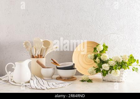 Cucina moderna sfondo countertop in una cucina eco-friendly con una varietà di elementi in legno e ceramica. Stile ecologico. Zero sprechi Foto Stock