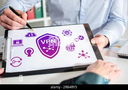 Uomo d'affari che mostra il concetto vpn su una clipboard Foto Stock