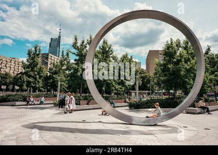 Varsavia, Polonia-05 luglio 2022: Le famiglie si divertono in uno dei parchi del centro città Foto Stock