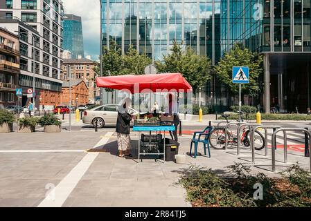 Varsavia, Polonia - 05 luglio 2022: Stivali da frutto con cliente nella capitale e città più grande della Polonia. Foto Stock