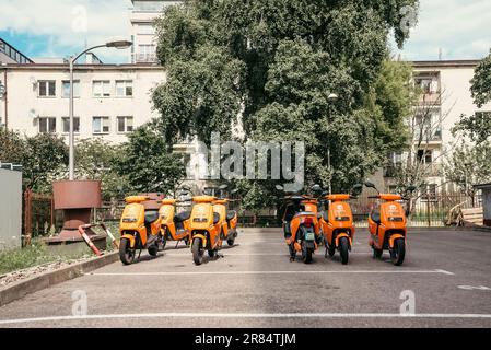 Varsavia, Polonia - 5 luglio 2022: Moto arancione a Varsavia, la capitale e la città più grande della Polonia. Foto Stock