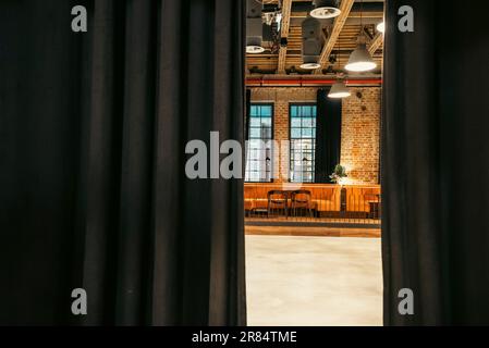 Splendida vista degli interni, fabbrica di Norblina, Fabryka Norblina perla di architettura post-industriale, parte nuova della città con uffici. negozi, restau Foto Stock