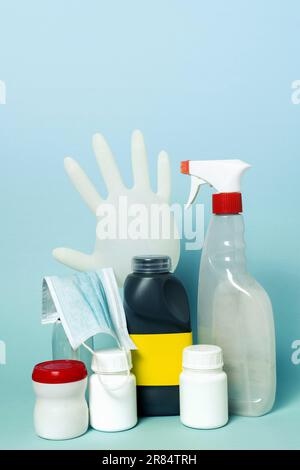 I diversi prodotti per la pulizia sono allineati in modo ordinato su sfondo blu Foto Stock