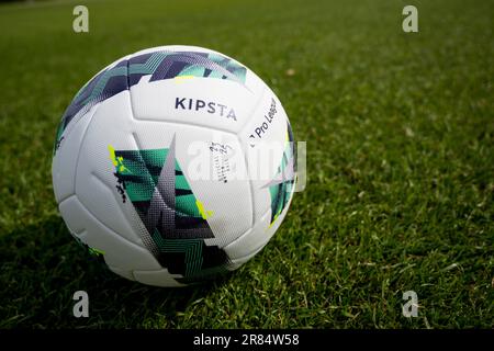 Mechelen, Belgio. 19th giugno, 2023. L'immagine mostra il nuovo bal della competizione durante una sessione di allenamento della squadra belga di calcio di prima divisione KV Mechelen, lunedì 19 giugno 2023 a Mechelen, per prepararsi all'imminente stagione 2023-2024. FOTO DI BELGA JASPER JACOBS Credit: Belga News Agency/Alamy Live News Foto Stock