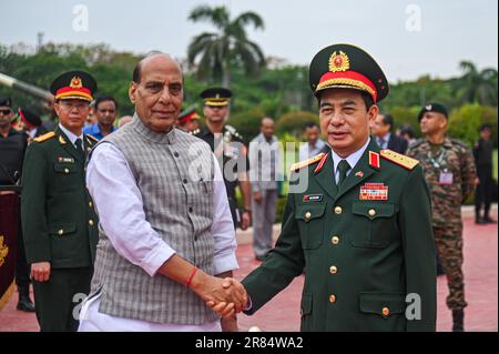 Nuova Delhi, India. 19th giugno, 2023. Il ministro della Difesa indiano RAJNATH SINGH (L) e il ministro della Difesa vietnamita GENERALE PHAN VAN GIANG (R) si stringono le mani durante la sua cerimonia di accoglienza a Nuova Delhi, in India. (Credit Image: © Kabir Jhangiani/ZUMA Press Wire) SOLO PER USO EDITORIALE! Non per USO commerciale! Foto Stock