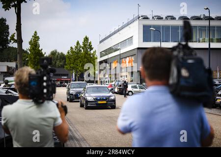 AMSTERDAM - Trasporti presso il tribunale extra-sicuro De Bunker per la prosecuzione dell'ampio processo di liquidazione di Marengo, in cui il tribunale parla con il principale sospetto Ridouan Taghi sulla questione degli avvocati. Taghi è stato condannato all'ergastolo. **NOTA DELL'EDITORE: La targa è stata oscurata.** ANP RAMON VAN FLYMEN olanda fuori - belgio fuori Foto Stock