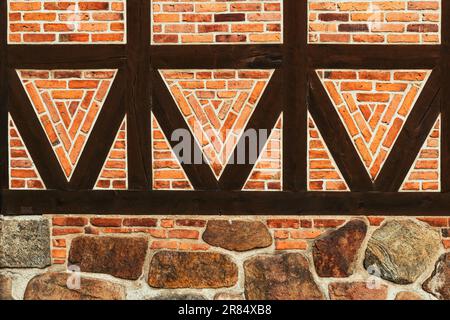 Muro di vecchia casa a graticcio, modello di muro in mattoni con struttura in legno travetto. Particolare dalla città di Halmstad in Svezia. Architettura di stile Scandinavo Foto Stock