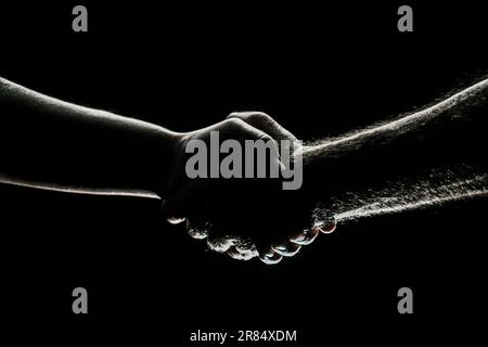 Stretta di mano tra i due partner, accordo. Salvataggio mani maschili. Stretta di mano amichevole, saluto degli amici, amicizia. Salvataggio, aiuto gestuale o mani Foto Stock