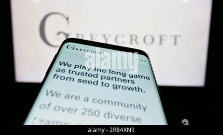 Smartphone con pagina Web della società di capitali di rischio statunitense Greycroft LP sullo schermo di fronte al logo aziendale. Messa a fuoco in alto a sinistra del display del telefono. Foto Stock