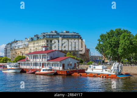 St Petersburg, Isola di Petrogradsky, marina sulla riva dello stretto di Kronverksky Foto Stock