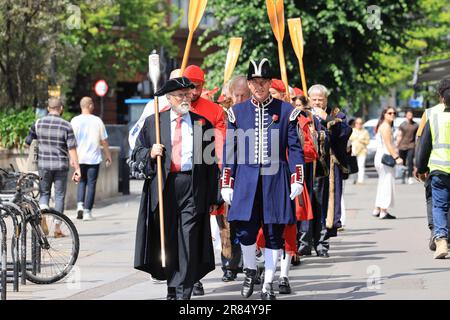 Londra, Regno Unito, 19th giugno 2023. La cerimonia delle Rose di Knolly si è svolta questa mattina, un antico rituale che significa un simbolico affitto di peppercorn risalente al 1381. Una singola rosa rossa è stata tagliata da un giardino in Seething Lane, vicino a All Hallows Church, posta su un cuscino d'altare e portata a Mansion House dove è stata presentata al sindaco di Londra. Credit : Monica Wells/Alamy Live News Foto Stock