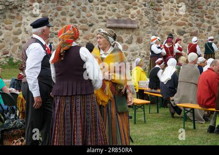Dobele, Lettonia - 27 maggio 2023. Il folclore lettone e la cultura popolare tradizionale. Gruppo di anziani in costumi nazionali lettoni in una festa al cultu Foto Stock