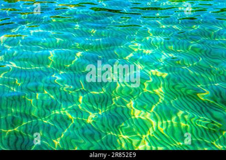 Acqua cristallina su una spiaggia delle Ebridi, Isola di Mull, Scozia, Regno Unito Foto Stock